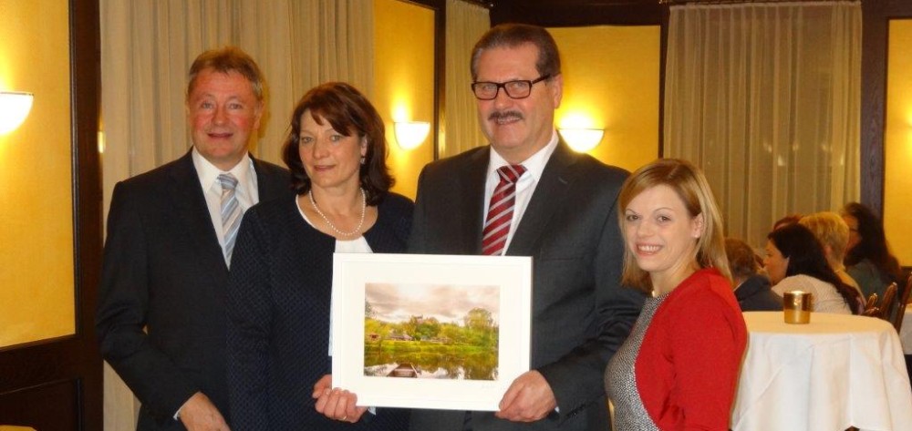 Bgm. Ing. Martin Falk, das Unternehmerpaar Manuela und Johann Ehrenberger sowie Sandra Buchinger, Wirtesprecherin des
                                    Bezirks. 