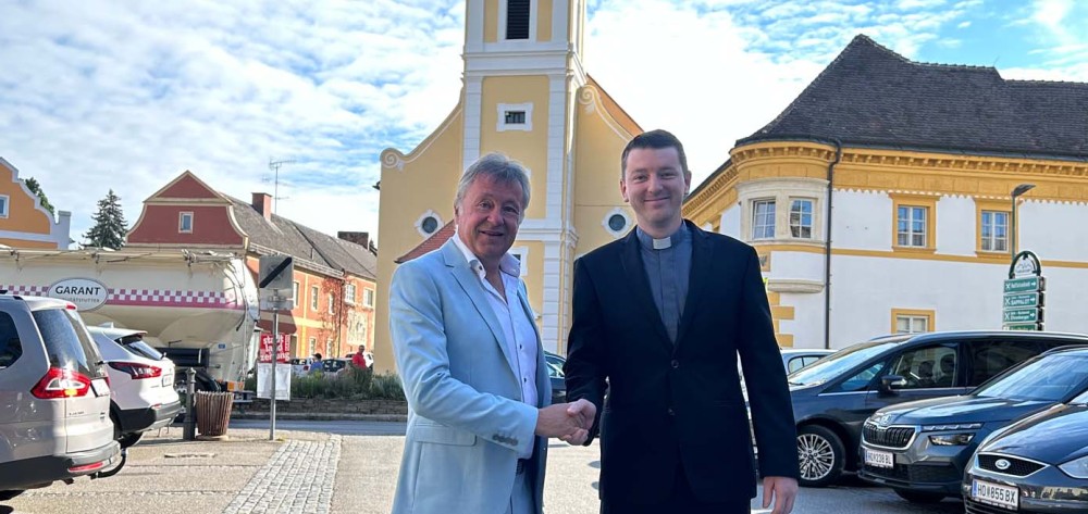 Bürgermeister Ing. Martin Falk heißt den neuen Kaplan Lukáš Kutlák in Gars willkommen.