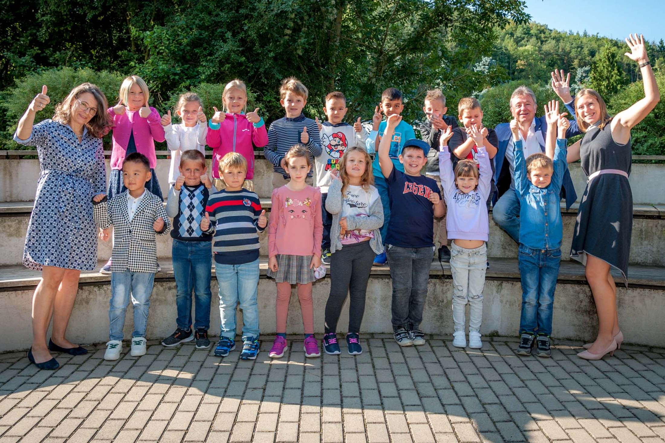 Für 16 die Taferlklassler*innen der 1b (mit Direktorin Gabriele Weiler (links) und Bgm. Ing. Martin Falk sowie Klassenlehrerin
                                    Prof. Christine Haiderer) hat heuer ein neuer Lebensabschnitt begonnen.