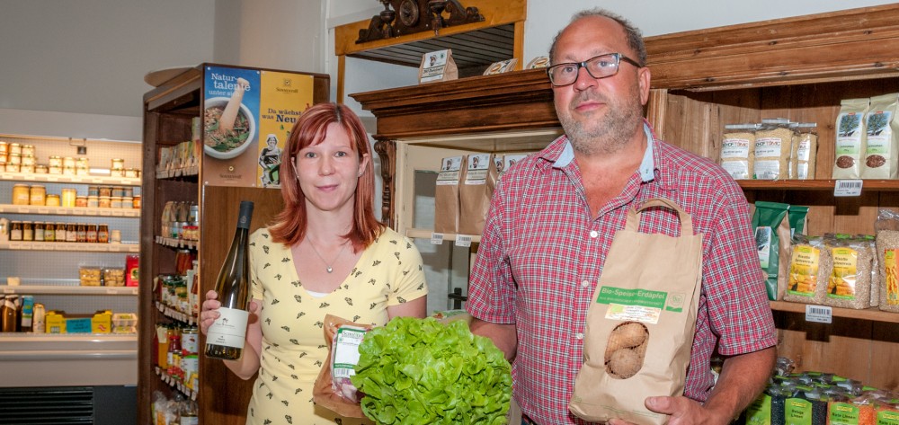 Angelika Umfogl, die die Bio-Greisslerei betreut, und Geschäftsführer Helmut Fleischhacker, der 