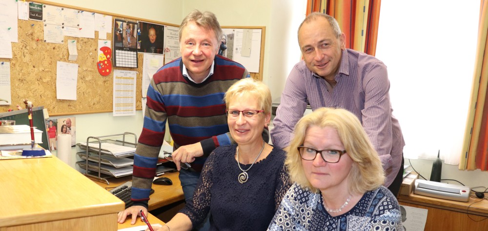 Bgm. Ing. Martin Falk, Obersekretär Manfred Schartner, Anni Trost mit ihrer Nachfolgerin Renate Strohmeier.